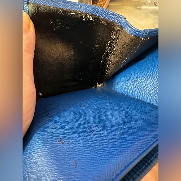 Authentic Louis Vuitton blue Epi
Leather Compact Wallet - Picture 3 of 3